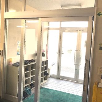 事務所のドアを車いす対応の引き戸に変更【施工事例104】